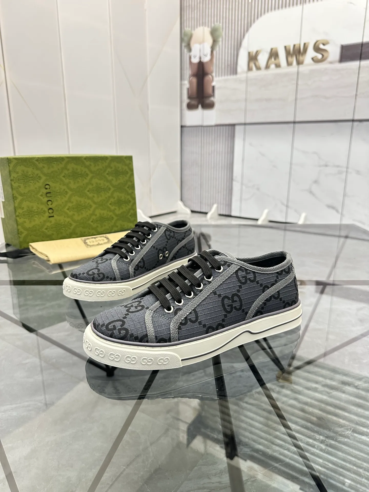 Men's shoes: 💰P360¥ Product trademark: Gucci* "Gucci*" low-cut casual shoes Regular size: 38-44 (can be customized to 45.46.) Product materials: Original material from the upper counter, breathable lining, original outsole. Number: 661